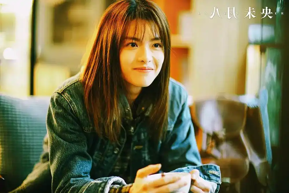 在《芳华》中大放异彩的"萧穗子"钟楚曦,逢出场必惊艳,仪态气质落落