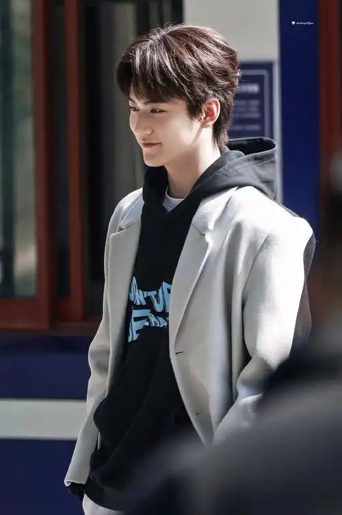 周柯宇今日份饭拍路透 周柯宇你笑的好开心……|周柯宇|柯宇_新浪新闻