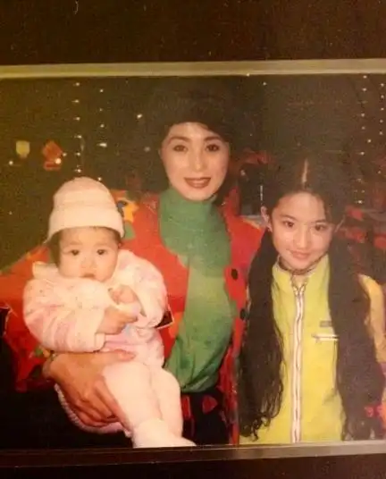 照片中的刘亦菲长发大眼,乖巧可爱,颇具明星相