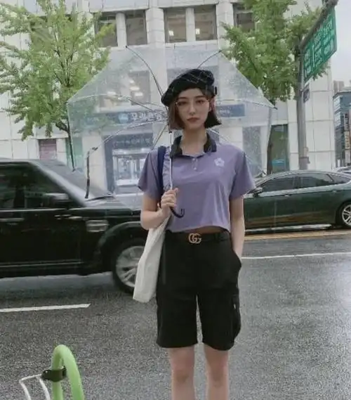 简单的紫色t恤许佳琪搭配一条西装裤时尚个性又帅又美