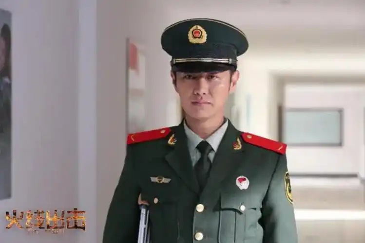 回顾39岁赵荀从李二牛改成花美男他的骨盆用3颗钉子挂在腰上