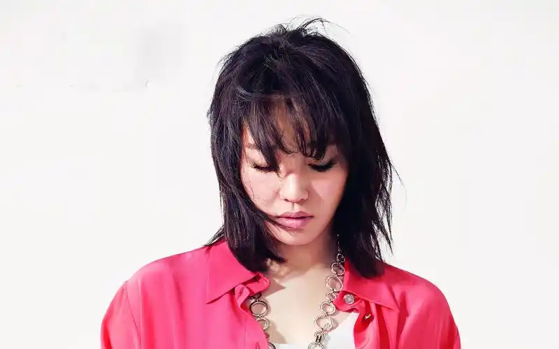 白百何最新时尚高清桌面壁纸