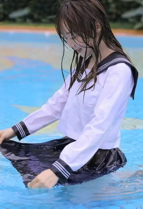 泳池美女性感学生制服湿身诱惑写真