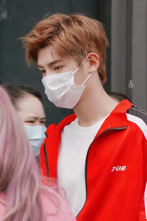 黄明昊极挑红色运动装饭拍