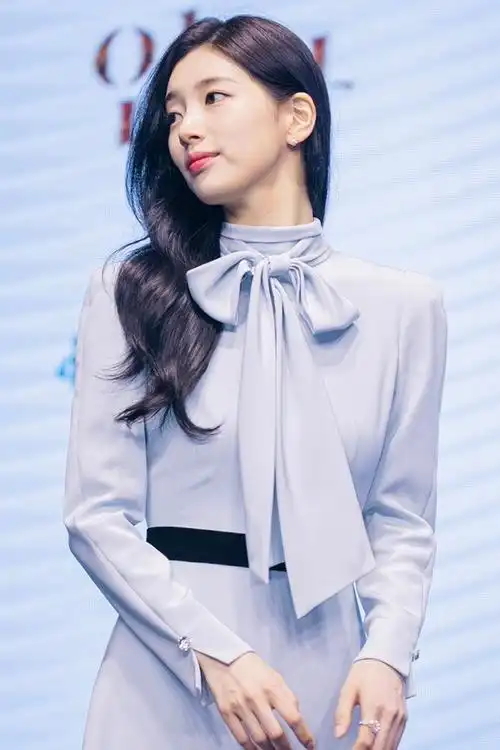 秀智新剧发布会新闻图##裴秀智蓝色长裙