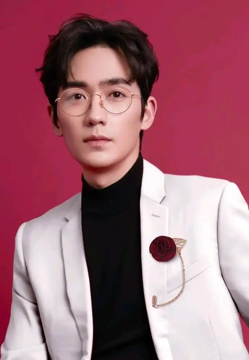 朱一龙戴上眼镜很成熟,又想起居老师的镇魂了有没有