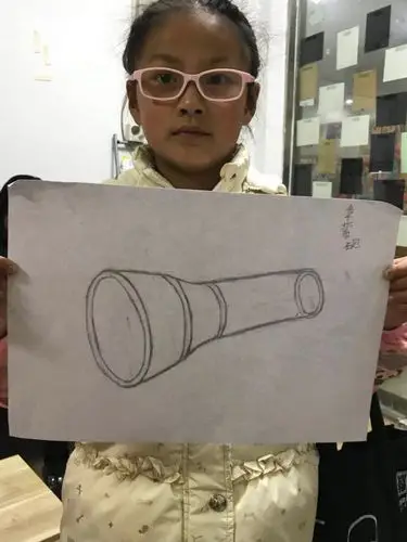 晶艺沃尔玛校区2018第一周—创意素描—《手电筒》