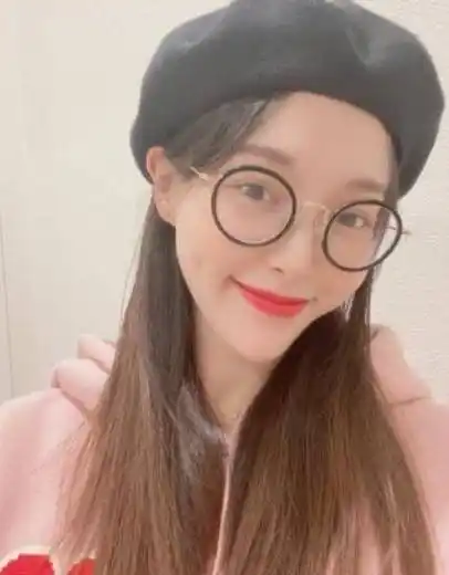 唐嫣晒出素颜照庆祝36岁生日,对着镜头微笑,戴黑框眼镜太萌了!