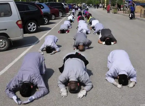 五一长假 信徒虔诚叩拜场面