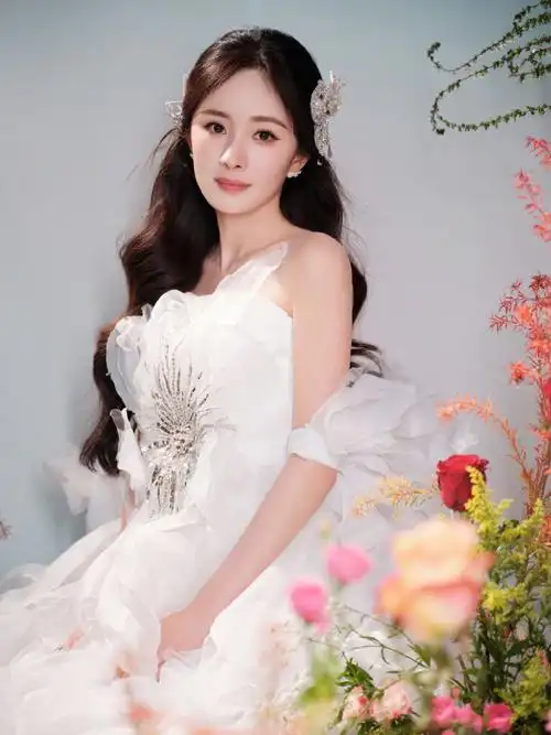 卫视跨年晚会的@杨幂的造型,身穿yanina 2024秋冬系列定制婚纱礼服