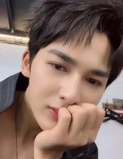 朱正廷素颜照曝光颜值超赞惹人羡网友不愧是人间仙子