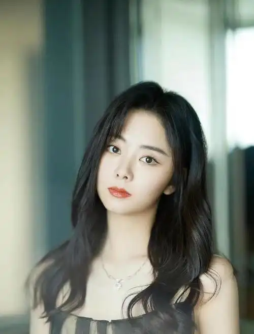 谭松韵这么穿真好看一袭吊带礼服浪漫优雅长发披肩干净漂亮