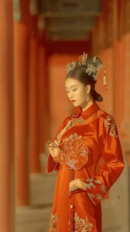 深宫中的宫装美女气质高冷淡雅写真