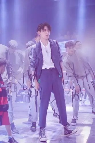 《这就是街舞》易烊千玺玩转机器人舞 谈作品深度传递街舞态度