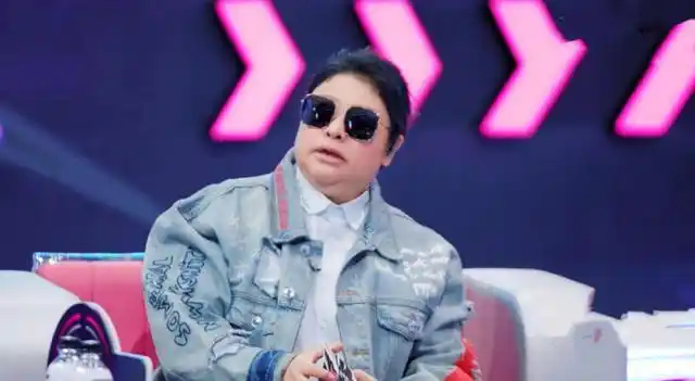 50岁韩红首次唱rap,穿牛仔外套戴墨镜被吐槽,这"眼神杀"够劲