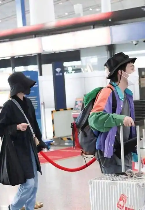郭采洁和绯闻男友低调走机场,两人互动亲密不避嫌,果然恋爱了_伊德尔