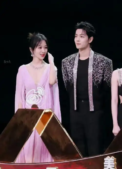 肖兔崽紫cp粉狂喜,杨紫被曝携父母与肖战吃饭,两方粉丝态度明确|李现