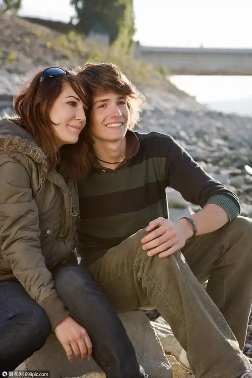 年轻情侣坐在一起