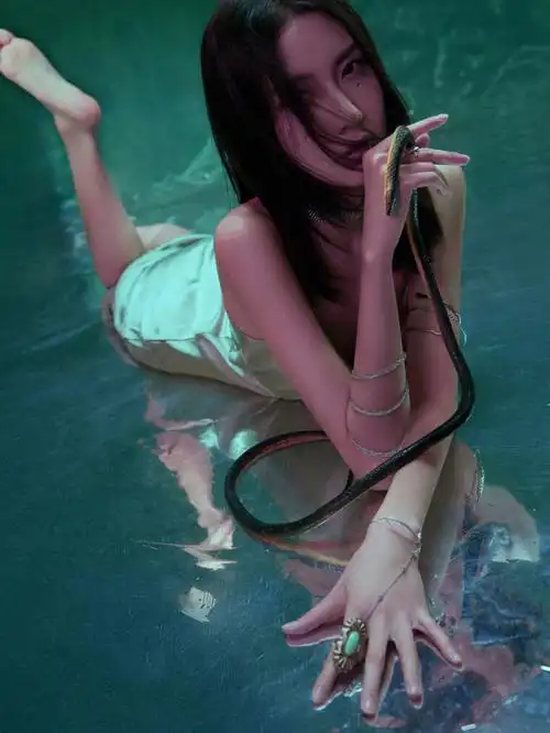 现代版青蛇写真蛇系美人