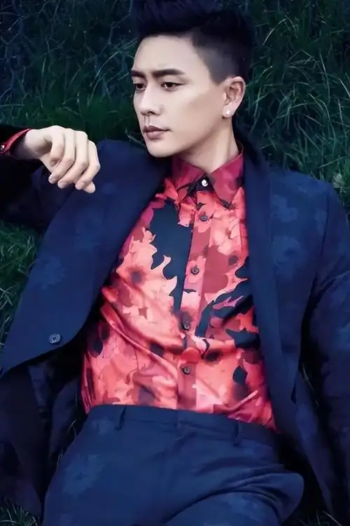 说起香港男艺人最痞帅的男明星,那就不得不提到众人心目中的男神代表