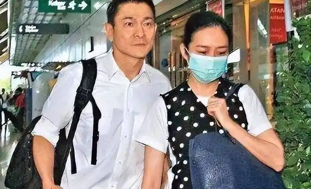 反之,刘德华也是对朱丽倩的关心和呵护,不论是在公开场合还是私下生活