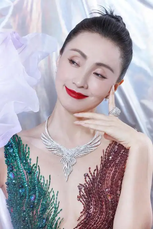 陶虹穿深v拼接紫纱裙妆容精致气质优雅