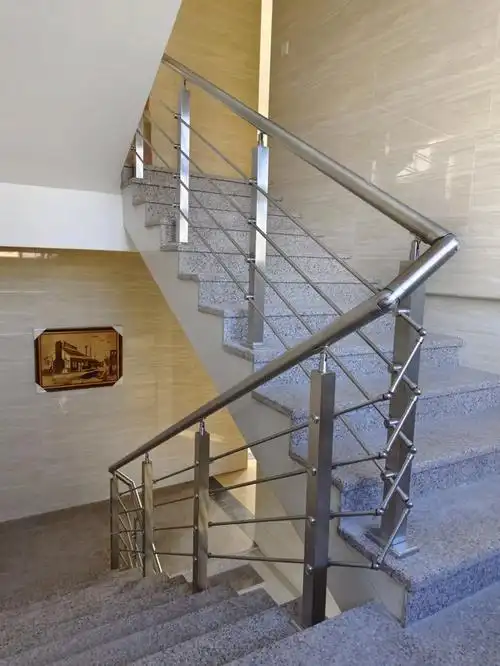 方管穿拉丝楼梯护栏相对其他立柱来说性价比高而且定制性也高,扶手管