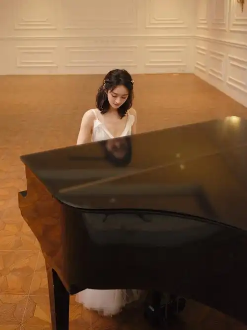 赵丽颖弹琴背影#赵丽颖白色露背礼服造型弹钢琴优雅又梦幻,从此文艺