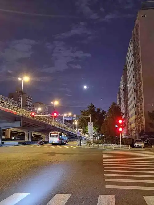 夜晚走在北京的街头