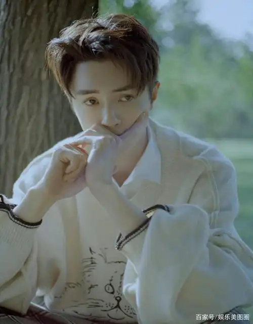 官鸿一身白衣,手持鲜花,神态动人