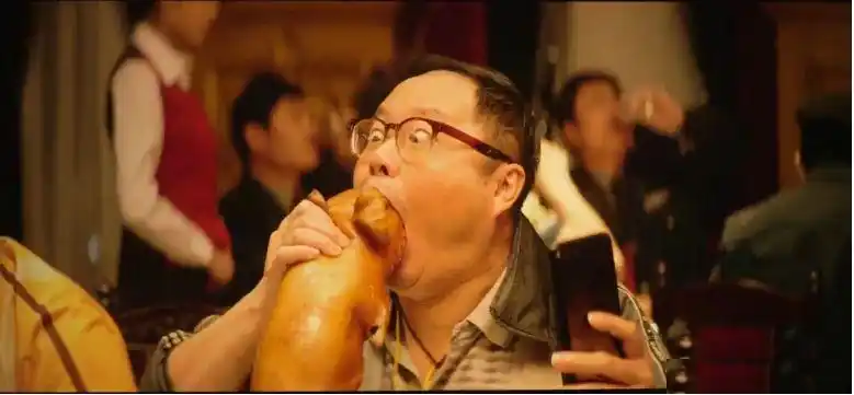 "某视的朋友们大家好,今天我要给大家表演一个三口一头猪,记得给我点