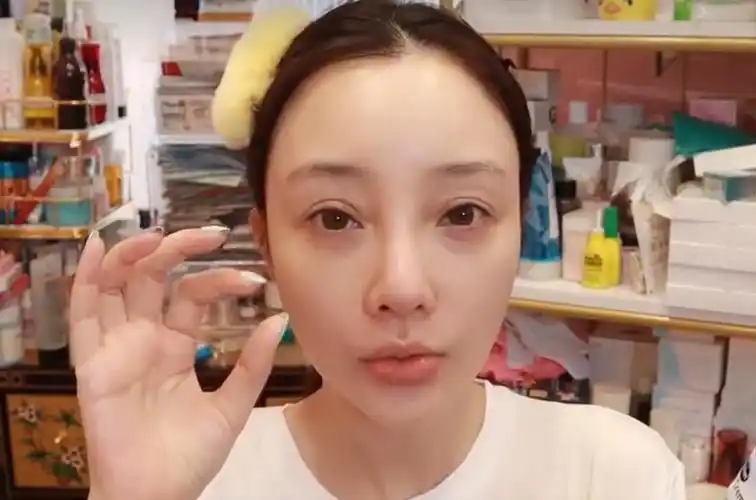 李小璐卸妆出镜曝光真实颜值!