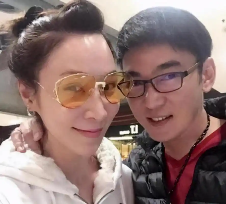 焦恩俊近照53岁老成大爷让人不敢认与妻子互不干涉各自精彩