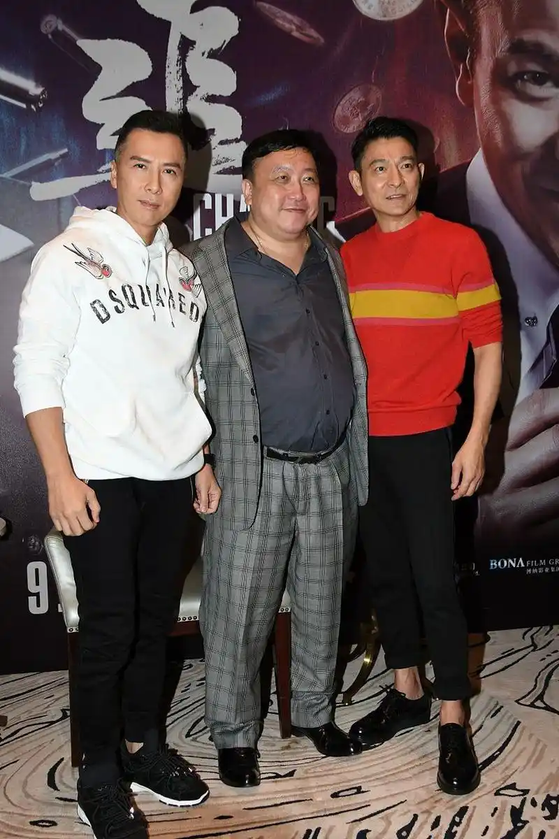 洪金宝百度百科身高1.70米,这和印象中吻合,但实际居然只有1.