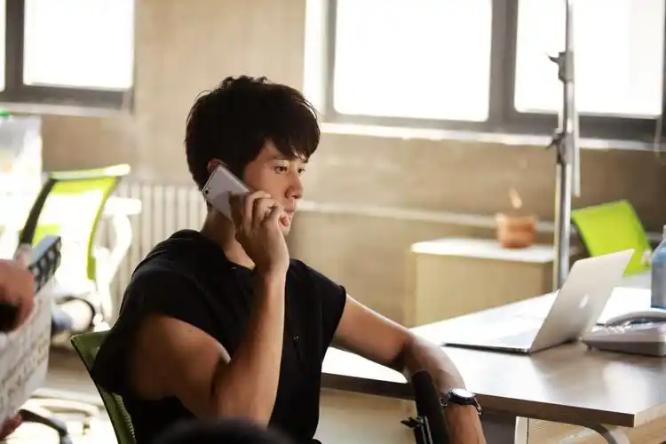 《小棉袄》开播 彭冠英超能"98k奶爸"热血开拳