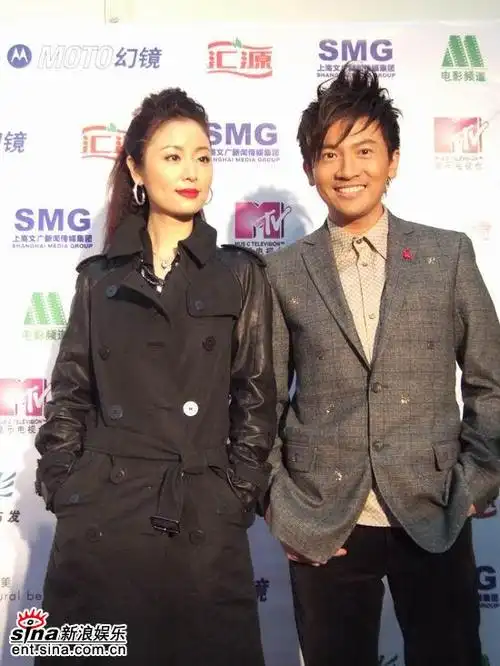 图文:苏有朋林心如后台合影 双双签约华谊兄弟