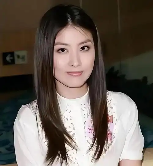 51岁陈慧琳亮相肌肤状态佳紧致q弹无岁月痕无忧之美令人羡慕