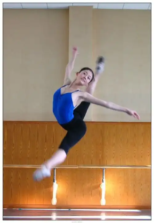 苗苗晒童年照官宣浪姐5##苗苗空中一字马童年照