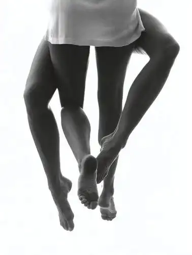 西方人,腿部,脚,脚趾,脚后跟,脚背,踝,腿,两个人,站,坐,抱,竖图,黑白