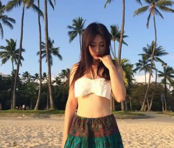 柳岩的"胸"去哪儿了?柳岩度假美照性感不再