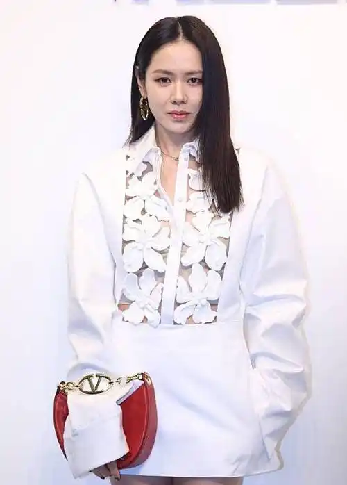 当天,孙艺珍身穿白色衬衫裙亮相.