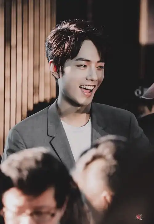 肖战笑容杀 总感觉他笑起来眼里有满天星辰笑容真的很暖呢