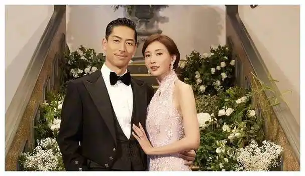 林志玲力超强单手抱软萌女儿,2岁侧颜曝光_母亲_儿子_孩子