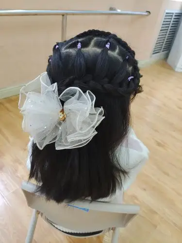 美丽从"头"开始普光教育金色摇篮教师梳小辫比赛美丽来袭