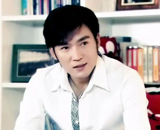 52岁焦恩俊近照曝光身体发福胡子泛白与妻分居2年不来往