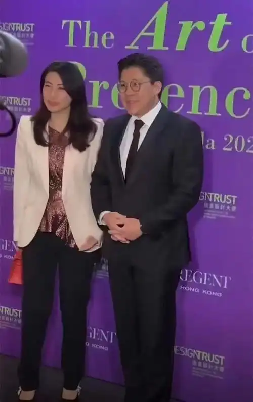 郭晶晶参加豪门聚会被挤角落!穿得太质朴,难怪大合照被"排挤"