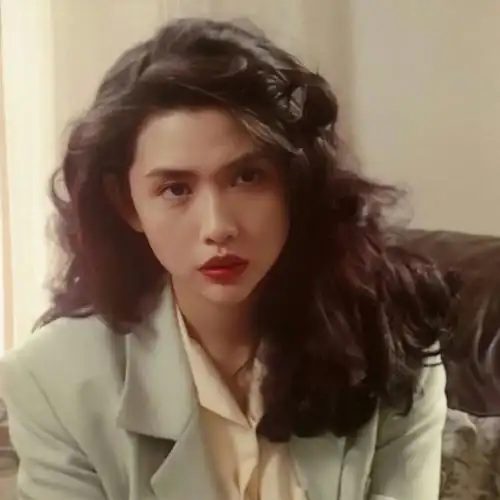 p>20世纪90年代,九个年轻的女孩子先后信心满满地步入香港演艺圈