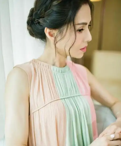 李若彤终于不低调!飒气短发配皮衣,气场开挂如25岁少女