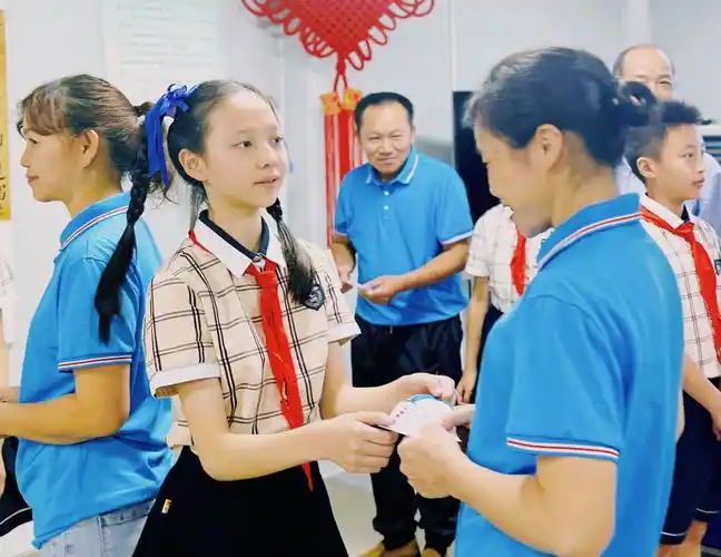 首页>教育> 活动在诵读《我赞美你,劳动者》中拉开序幕.