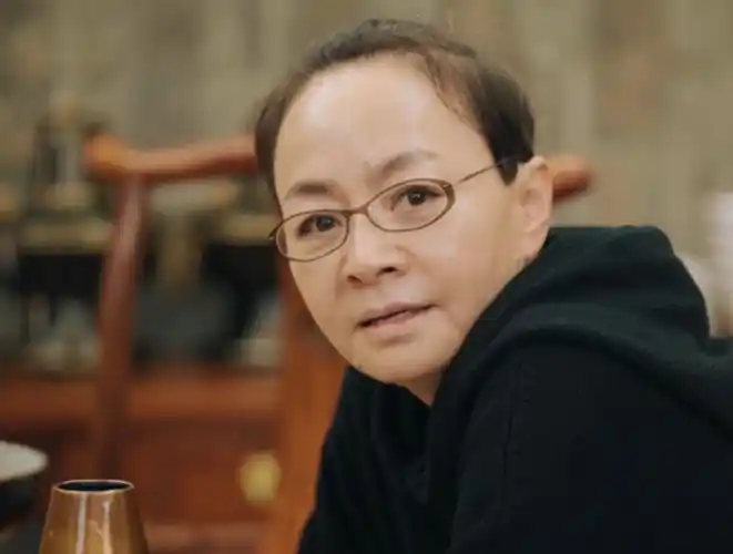 不要看如今的宋丹丹不修边幅当年的她漂亮连到倪萍都被比下去